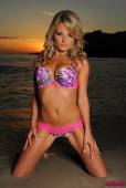 Michelle Cole Catching The Sunset Naked On The Beach o6vp5u4n3c
