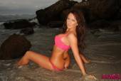 Sophie-Jones-Pink-Bikini-Beach-Babe-f6vqejpvgw.jpg