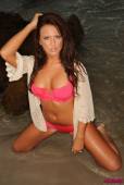 Sophie-Jones-Pink-Bikini-Beach-Babe-46vqejix4d.jpg