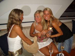 3 blondes on holiday (x34)-h6wm01ooul.jpg