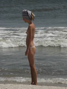 Skinny Beauty by the Sea [x16] o6wnpcgmg7