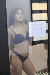  Kendra Spade New Neighbor 165x 2495x1663 h6wp7sc3qj