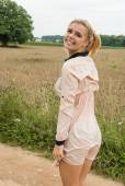 Nature Walk with Yelena i6xb1sknxq