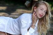 Petite Outdoors with Dominica 36xdmpudg0