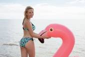 Swan Float with Agatha a6xeeosabt