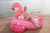 Swan Float with Agatha b6xeep6tyy