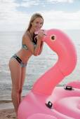 Swan Float with Agatha p6xeeoup7r