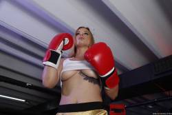 Sloan Harper Boxing Babe 368x 2495x1663 b6xgtnoxux