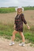 Farm Girl with Yelena l6xftuwhdw