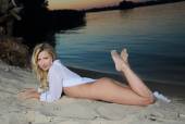 Night on the Beach with Lisa Dawn k6xh07v0cf