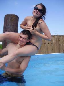 A young couple playng in the pool [x37] c6x2hti61w