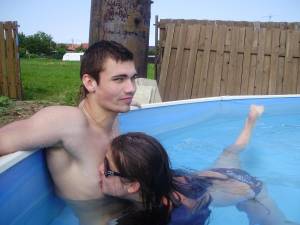 A young couple playng in the pool [x37] g6x2htf1gc