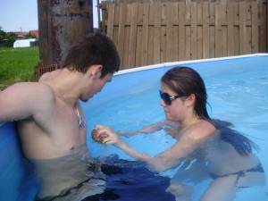 A young couple playng in the pool [x37] k6x2htdofp