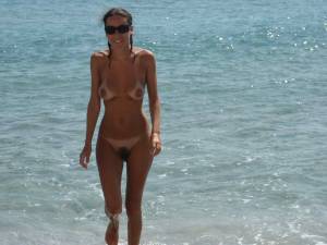A-Long-Haired-Brunette-at-the-Beach-x136-e6x2igejyw.jpg