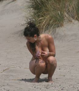 Topless girl goes full-nudist at textile beach  Almeria (Spain)-q6x555q2lw.jpg