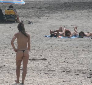 Topless girl goes full-nudist at textile beach  Almeria (Spain)56x555xojd.jpg
