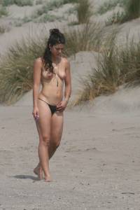 Topless girl goes full-nudist at textile beach  Almeria (Spain)-f6x555kzcq.jpg