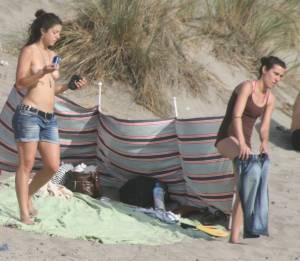 Topless-girl-goes-full-nudist-at-textile-beach-Almeria-%28Spain%29-k6x557baat.jpg