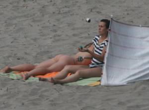 Topless girl goes full-nudist at textile beach  Almeria (Spain)-g6x556rige.jpg