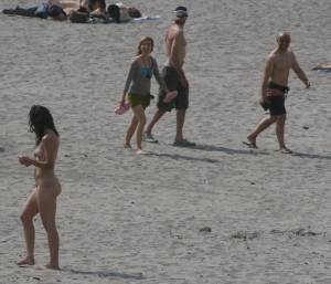 Topless girl goes full-nudist at textile beach  Almeria (Spain)o6x5562iz0.jpg