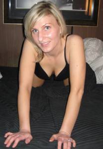 Barefoot Blonde MILF x30 k6xndi9u61