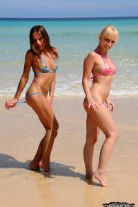 Adriana, Dominika public beach flashing [x140]-a6xqbwpqb2.jpg