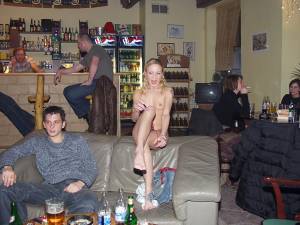 Sexy Waitress Enjoys Working Nude 1 56xtjiipld