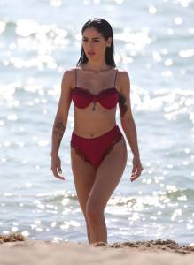Giulia-De-Lellis-%C3%A2%E2%82%AC%E2%80%9C-Topless-Bikini-Photoshoot-on-the-Beach-in-Miami-m6xvfkm4r1.jpg