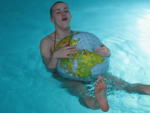 Couple goes on holiday u6xvld26cq