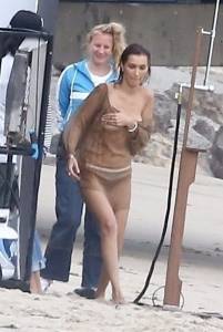 Bella Hadid â€“ Topless Photoshoot Candids in Malibu-m7aapqahm1.jpg