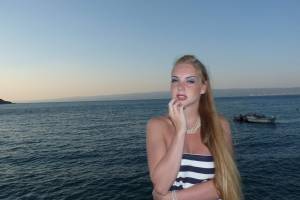 Sexy-Blonde-18-Year-Old-On-Vacation-c7adefrqun.jpg