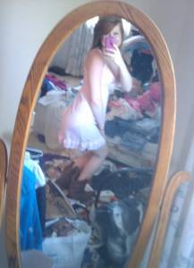 Tina shows off her bedroom [x67] n7acq1bfrm