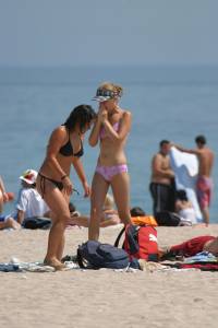 Beach Voyeur & Topless (45 Pics)-h7ae4q75ev.jpg