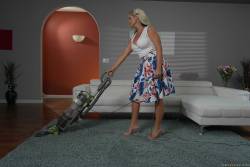 Alena Croft Mommys Busy 302x 2495x1663 s7ah0u20pu