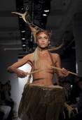 Fashion Model_ Alice Dellal x7ahvvi2di