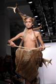 Fashion Model_ Alice Dellal k7ahvwbsry