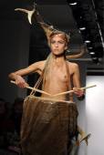 Fashion Model_ Alice Dellal k7ahvv27n4
