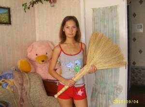 Young kitty shows off her naked body n7a03jvyjo