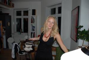 Blonde chick on vacation x59 m7a221rl6z