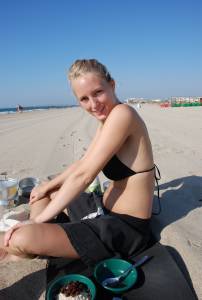 Blonde-chick-on-vacation-x59-47a223b0wu.jpg