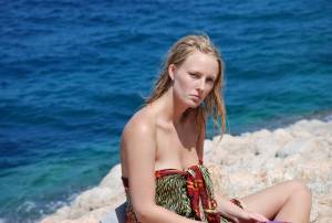 Blonde-chick-on-vacation-x59-y7a221mf1i.jpg