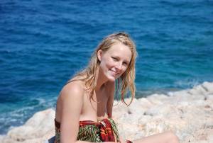 Blonde chick on vacation x59-d7a221l1hb.jpg