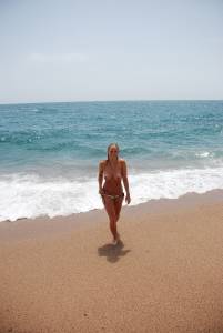 Blonde chick on vacation x59-l7a221k4iy.jpg
