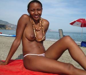 Sexy Black Girl Likes To Get Naked At The Beach x27 i7a2wmp443