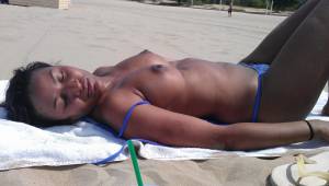 Sexy Black Girl Likes To Get Naked At The Beach x27-o7a2wnhr4m.jpg