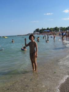 Sexy brunette Summer Vacation x112 i7a3c3dtg4