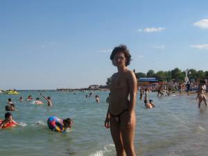 Sexy brunette Summer Vacation x112 f7a3c3f3gh