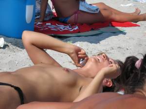 Sexy brunette Summer Vacation x112 r7a3c0smgv