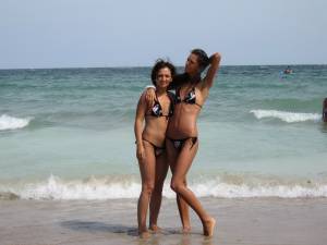 Sexy brunette Summer Vacation x112 h7a3c1ikws