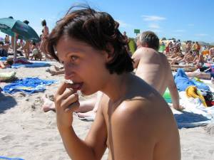 Sexy brunette Summer Vacation x112 b7a3c2olew